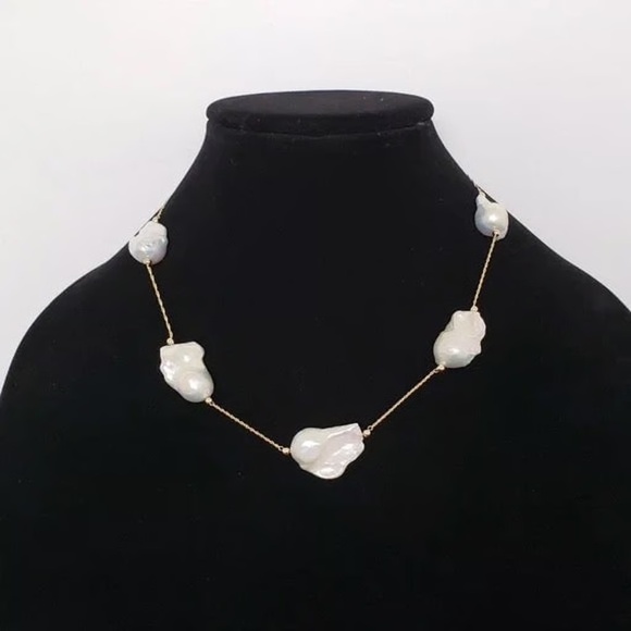 14K Yellow Gold Baroque Pearl Stationary Necklace 18" - Picture 3 of 6